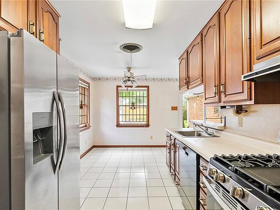5th image of 933 Beverly Garden Dr