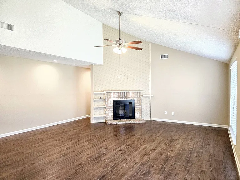 16635 Neumann Dr — Photo 4