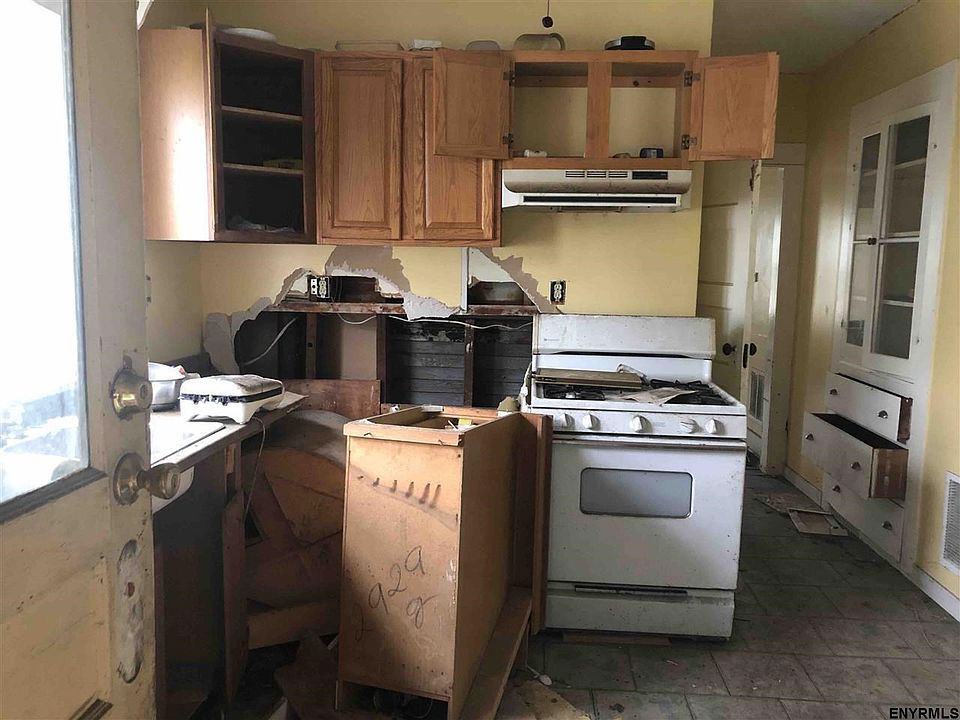 2nd image of 1719 Albany St