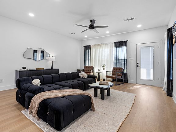 4th image of 1509 S Barry Ave #1509/1511