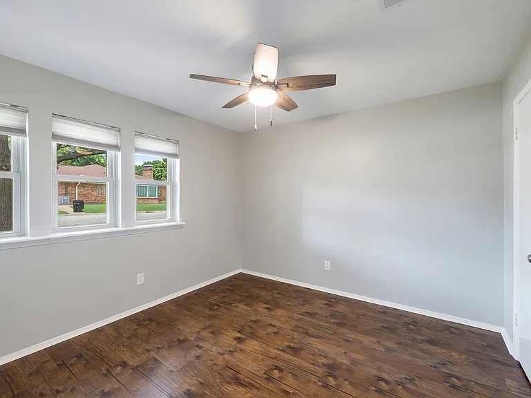 6540 Victoria Ave — Photo 17