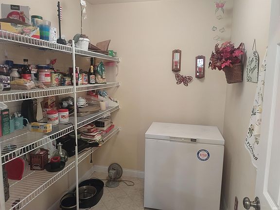 5th image of 914 E Wildflower Dr