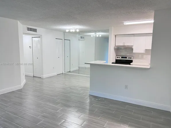 19055 NW 62nd Ave APT 111, Hialeah, FL 33015