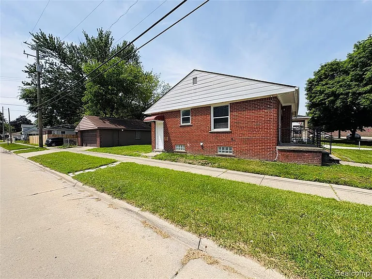 1040 E Maxlow Ave — Photo 21
