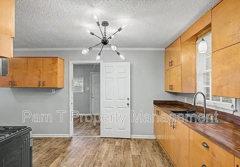 212 W 58th St — Photo 10