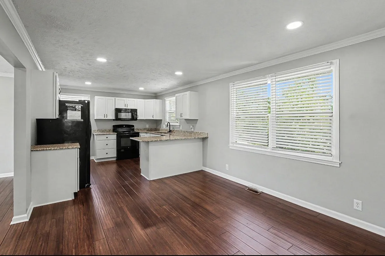 3 bed, 1.5 bath, 1300 sqft, $2,100 — Photo 2