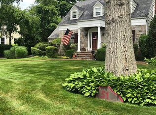 51 Lindenmere Dr, Merrick, NY 11566