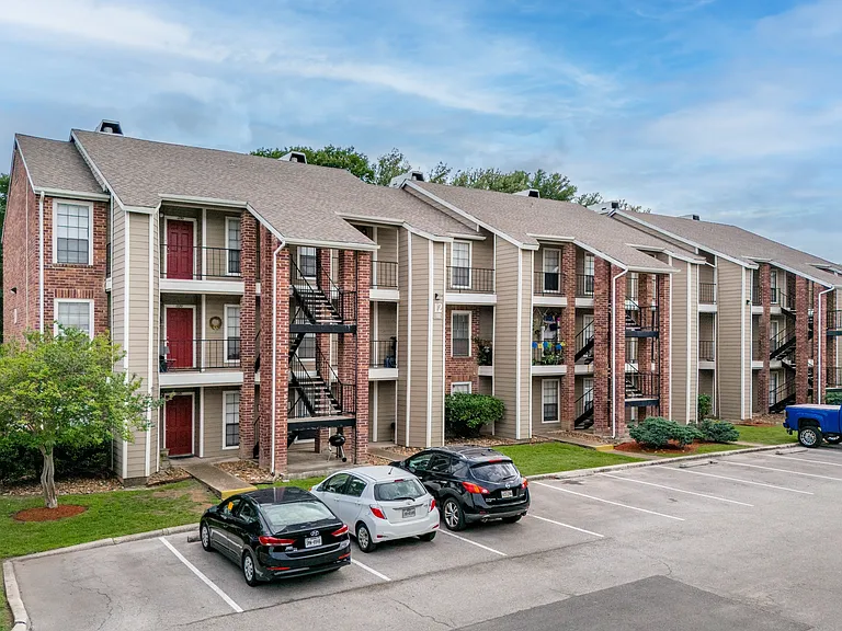 Sutton House Apartments — Photo 20