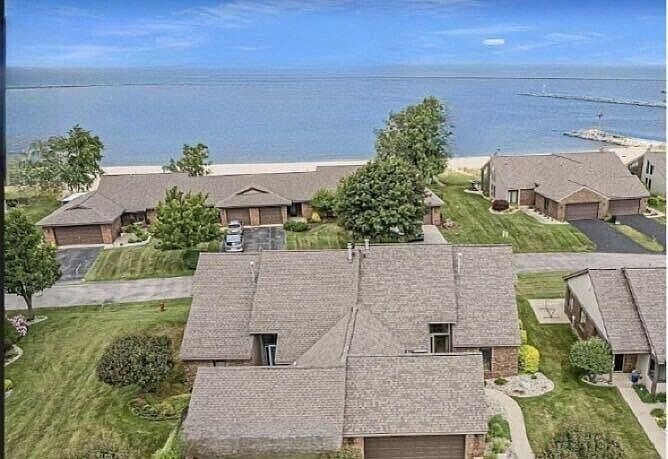 1st image of 223 Harbor Dr #16