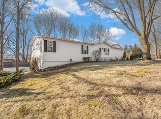 915 Oakcrest Rd, Howell, MI 48843