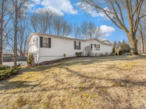 915 Oakcrest Rd, Howell, MI 48843