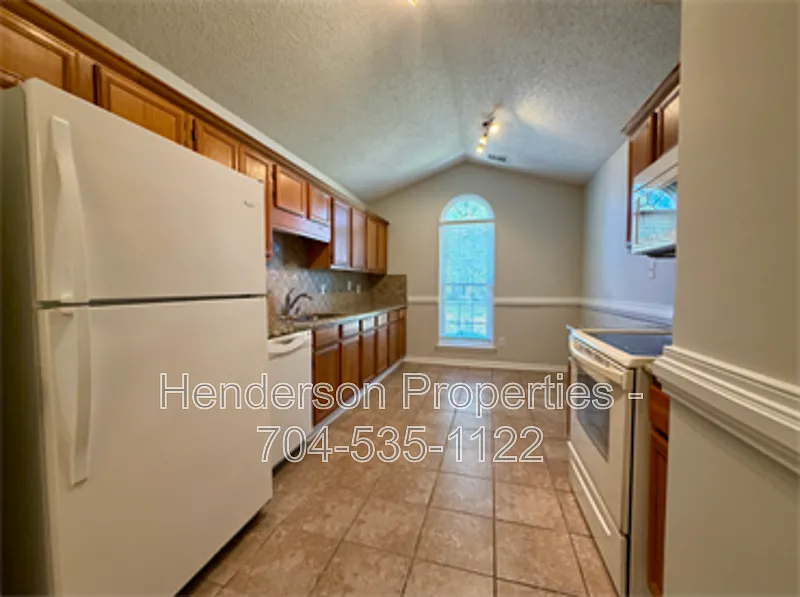 3 bed, 2.0 bath, 1359 sqft, $1,800 — Photo 3