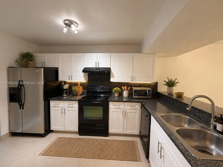 862 Crystal Lake Dr — Photo 2
