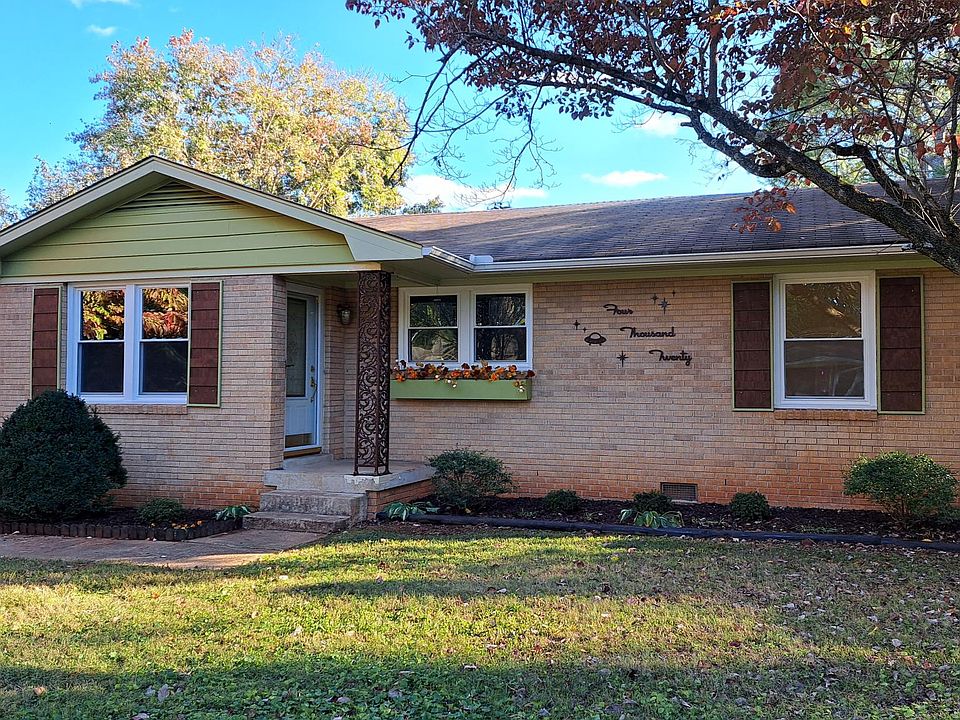 Fantastic curb appeal! No detail left undone!