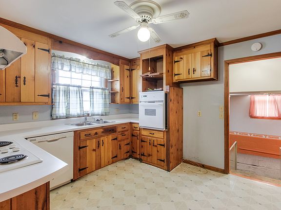 4th image of 204 Foxwood Ln