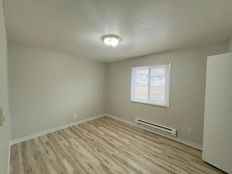 Burbank Village Apartments — Photo 9