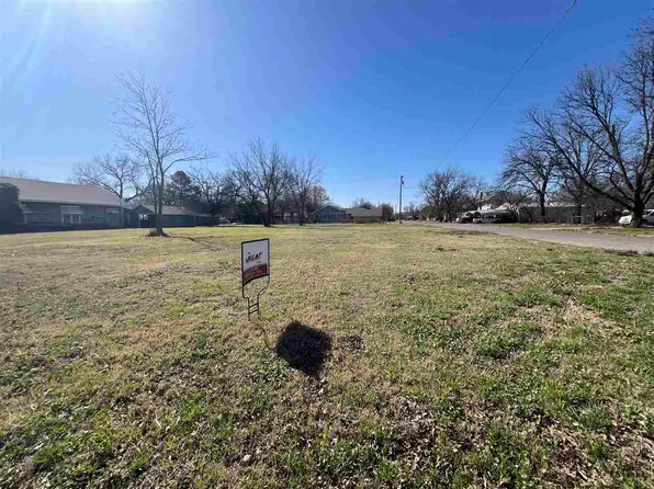 304 E Kansas St, Walters, OK 73572