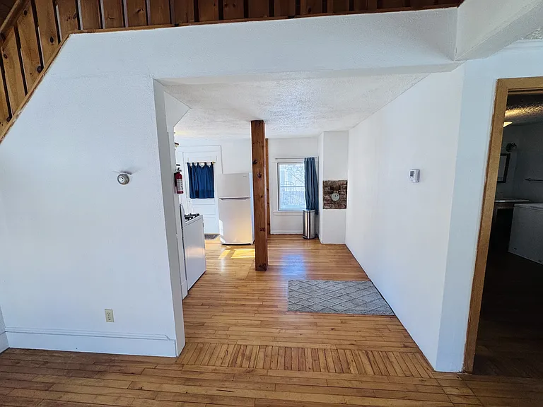 240 Pine St — Photo 13