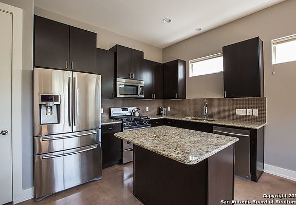 3rd image of 258 E Cevallos St