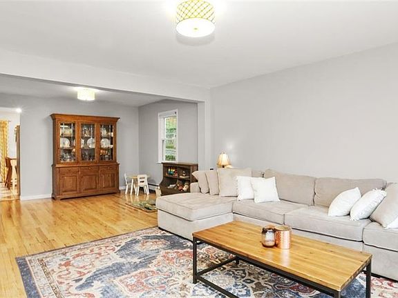 4th image of 77 Narragansett Ave