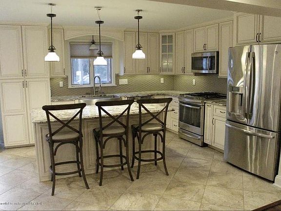 Stunning Large Kitchen with Top of line S/S Appliances, Quar