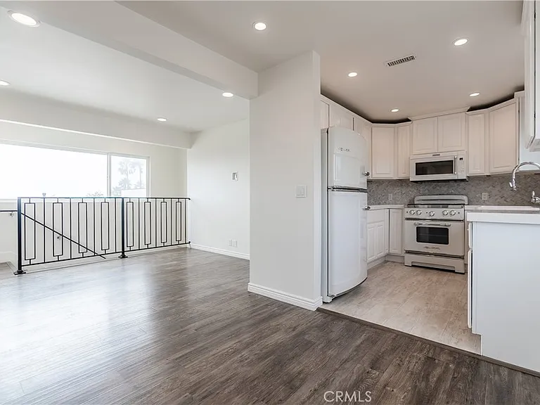 577 S Ramona Ave #E — Photo 10