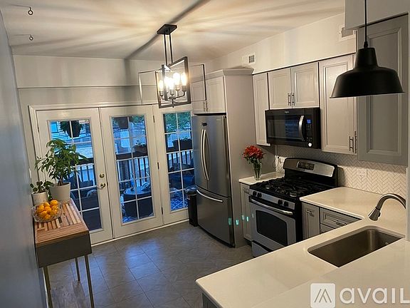 4th image of 1113 W Wrightwood Ave #2E