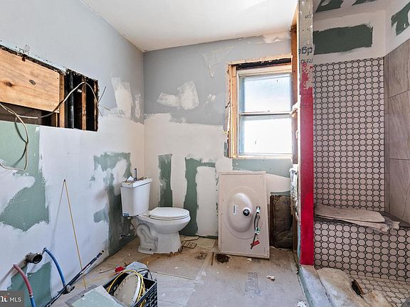 4th image of 927 W Wyoming St