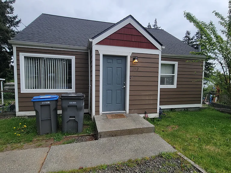 1212 Evans Ave W — Photo 1