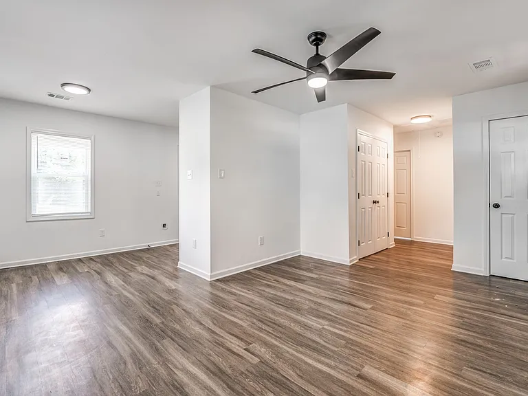 405 W Brooks Rd — Photo 14