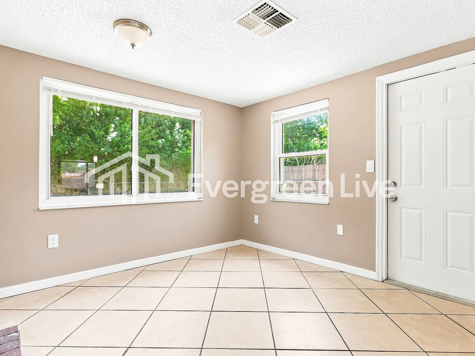 3 bed, 1.0 bath, 1272 sqft, $1,545 — Photo 4