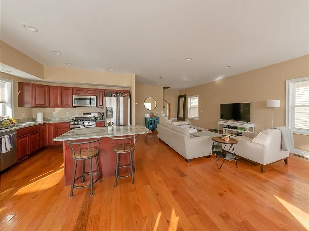 3 bed, 2.0 bath, 1680 sqft, $3,950 — Photo 2