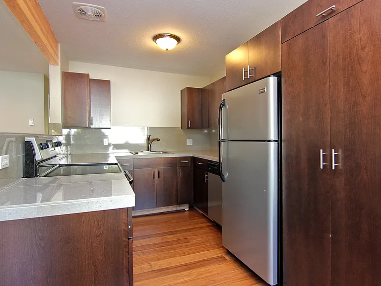 1530 SE Reedway St — Photo 3