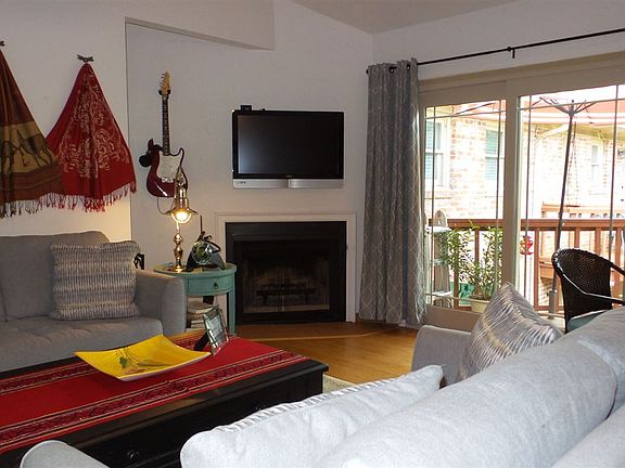 4th image of 372 S Franklin Boulevard