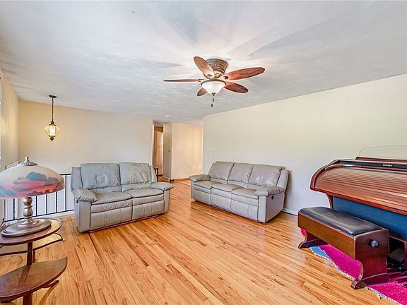 4th image of 2134 Ridgeview Rd