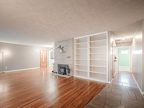 3rd image of 1618 Southeast Blvd