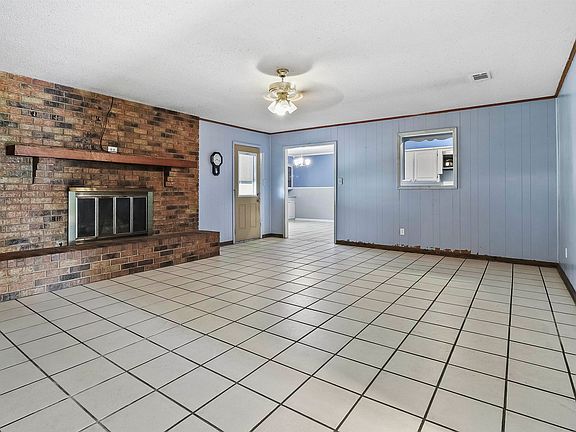 4th image of 104 Cheryl St