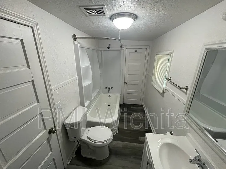 202 N Ash St — Photo 5