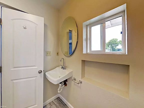 5th image of 25059-25061 Monte Vista Dr #B