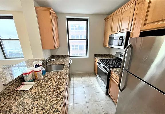 5th image of 305 W 45th St #5C