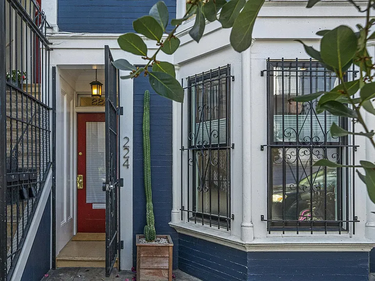 224 Lexington St — Photo 2