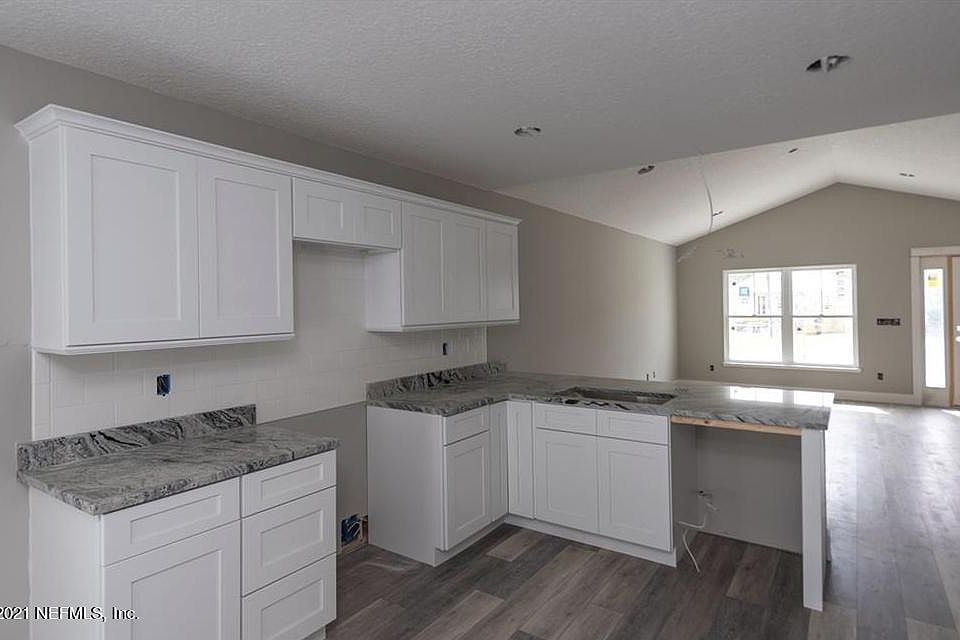 1st image of 35 COMARES Avenue