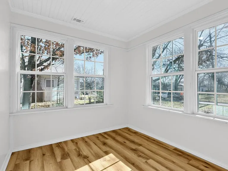 1313 E Lamar St — Photo 16