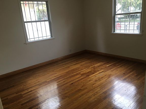 sunny king size two window bedroom