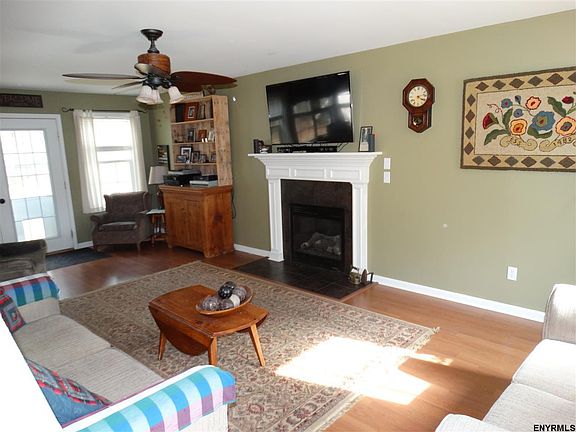 3rd image of 141 Farr Ln