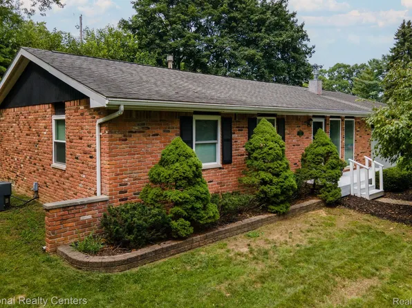 9231 Seneca Dr, Clarkston, MI 48348
