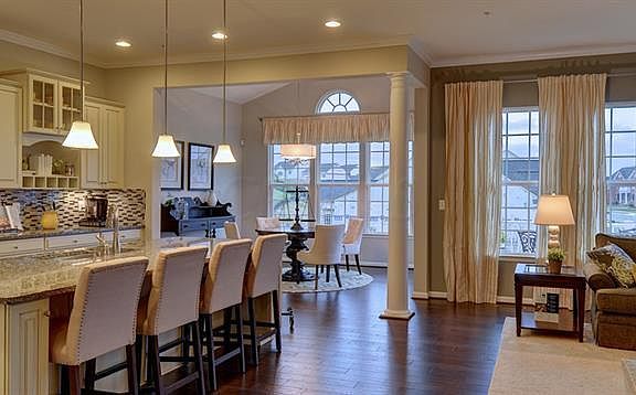 5th image of 884 Blackmore Cir