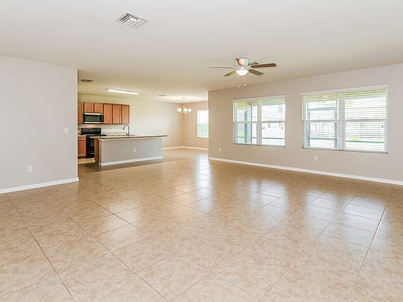 5th image of 2548 Surfside Blvd