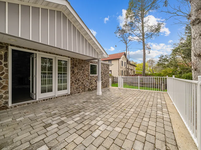 257 Southlawn Ave — Photo 30