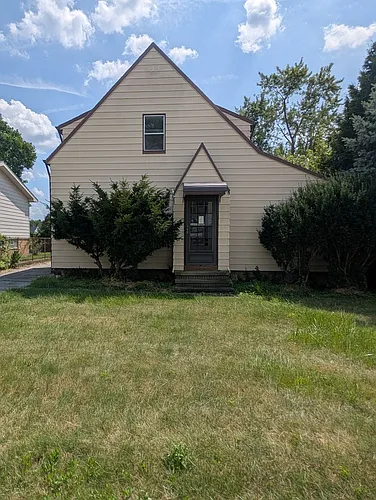 A charming 3-bedroom, 1-bathroom in Maple Heights Photo 1